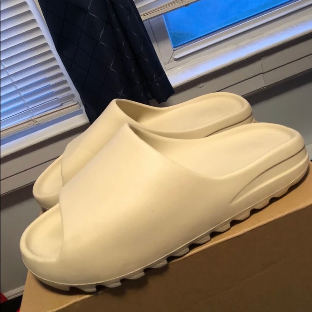 Yeezy Slides (BONE)